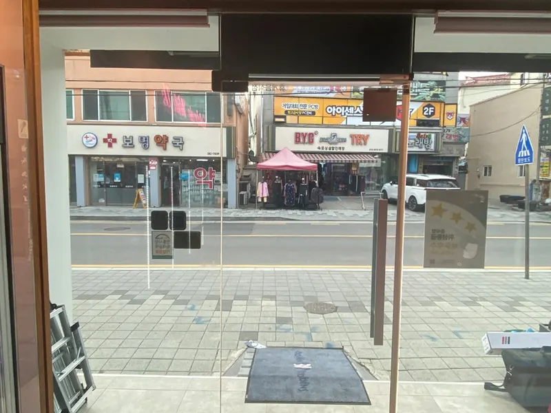 매장 통유리 너머로 보이는 거리 전경
